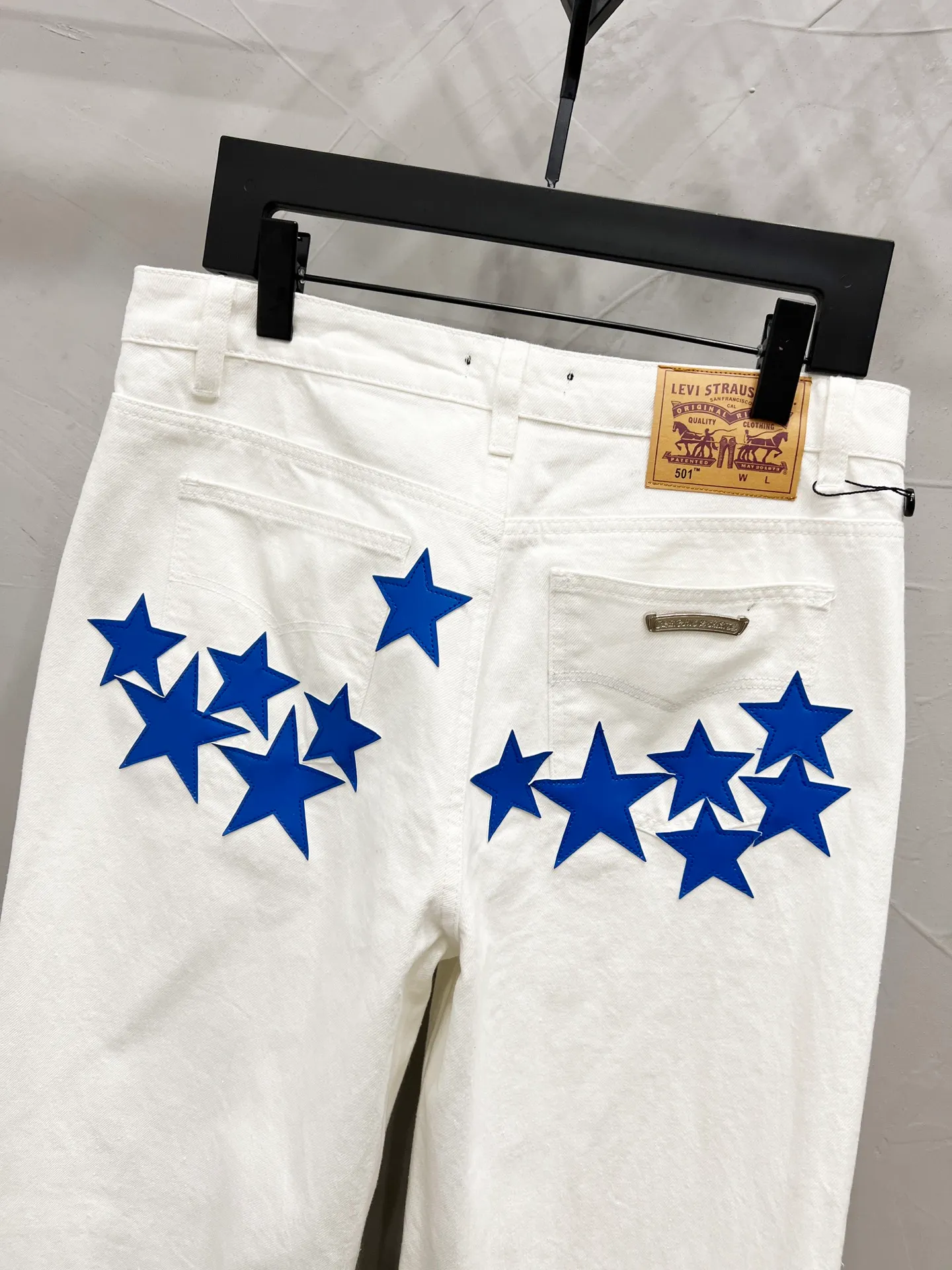 P220 Style number: [M910] Chrome hearts & Chrome hearts 25ss blue five-pointed star frame leather jeans CH Chrome hearts double knee five-pointed star frame leather bo1 version logging pants straight work pants B136 Chrome hearts cross Sanskrit overalls Counter price 24W level, patched cross flower embellishment, high-waisted washed jeans! ! Absolutely high-end luxury products, 1.9W level god-level single products, super popular products, made by top heavy industry, not to be missed. About Zangyin, this is an extremely luxurious fashion brand, which can also be called the nobles of the high street. It has always been an exclusive brand of some hipsters or rich second generation. Compared with ordinary high streets, it is more luxurious and noble. Compared with luxury brands, it has a more fashionable personality and has always been a brand that I have a special liking for. Imported yarn is custom-woven into a high-density twill canvas, which ensures a crisp silhouette while also making the fabric feel very delicate. It follows the B01 classic silhouette and has a crisp and stylish upper body. The ready-made garments are stone-milled and fermented and can be matched with any style. Buttons and zinc-brushed washable genuine YKK retro metal products. Double-layered canvas on the front. Perfect details. All hardware is perfect. Size: 30-32-34-36 Color: White pants with leather five-pointed star
